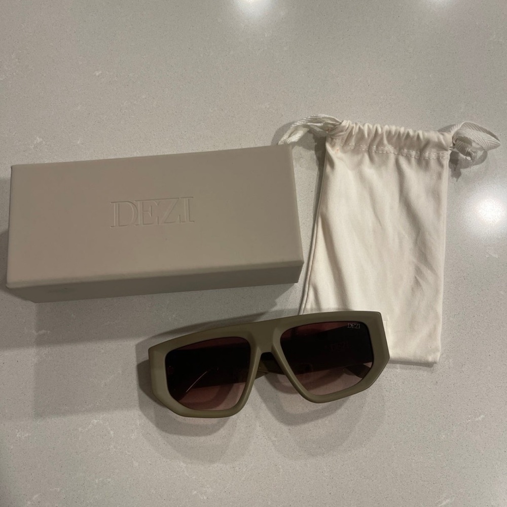 DEZI SUNGLASSES BACKTRACK